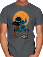 ALIEN AND GIRL GAZING AT THE MOON T-Shirt